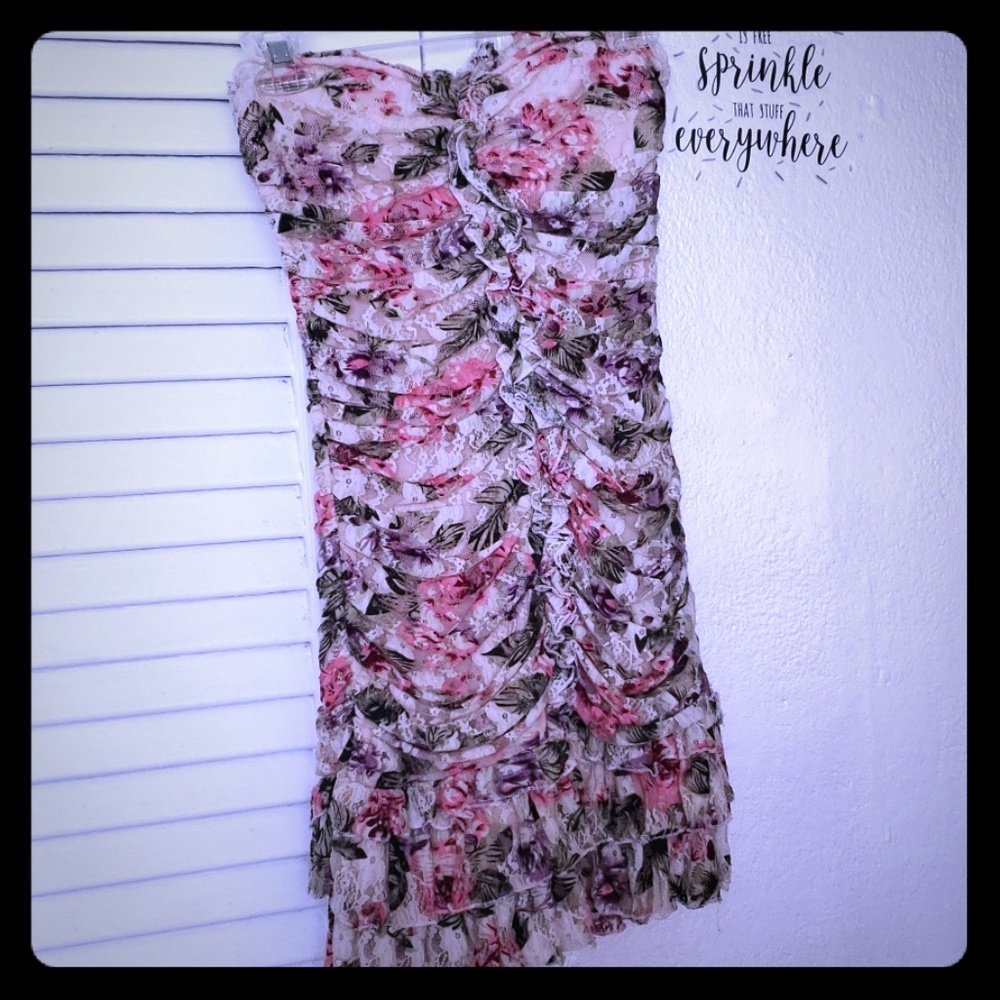 🌺Ruffled, lace, floral strapless dress